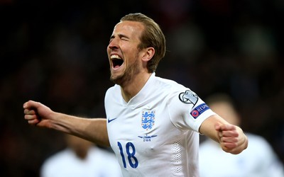 百博体育热评-C罗梅开二度赛后拥抱对手致敬